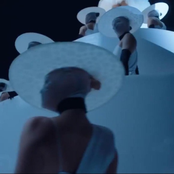 White floral mask - Picture 6 of 6